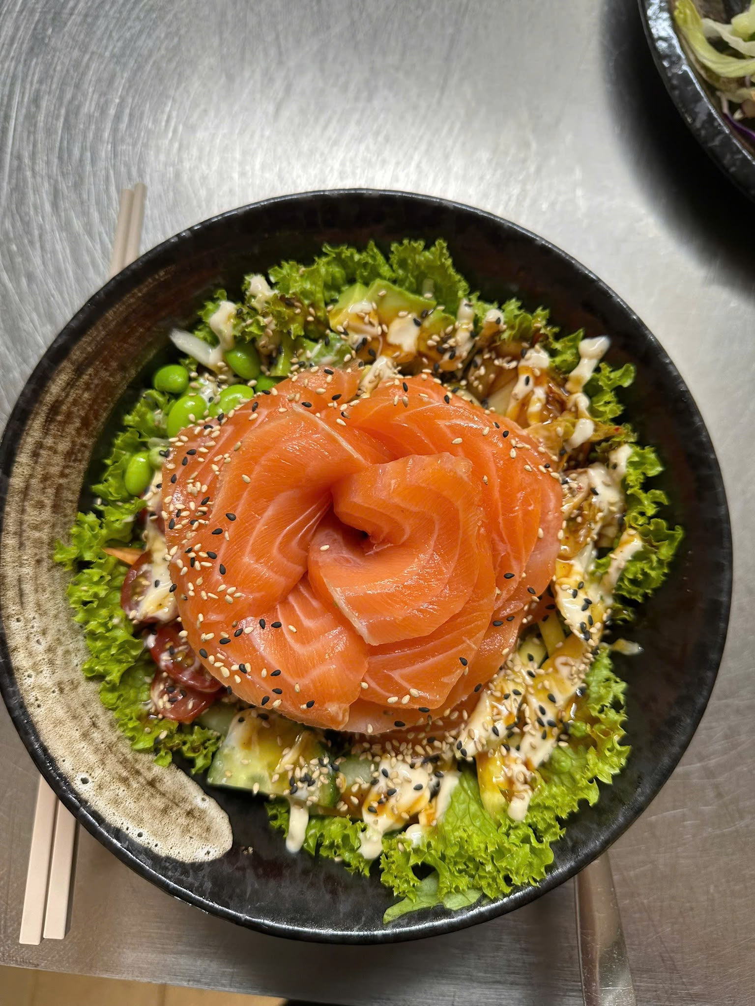 Lachs Donburi Chemnitz mit Sushi-Reis, Salat, Sesam und Lachs bei Mizu Restaurant